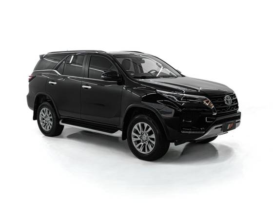 TOYOTA HILUX SW4 2.8 D-4D TURBO DIESEL SRX 7L 4X4 AUTOMÁTICO